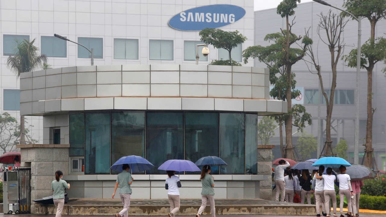 Employees make their way to work at the Samsung factory in Thai Nguyen province, north of Hanoi, Vietnam October 13, 2016. REUTERS/Kham - S1BEUGQVZKAA