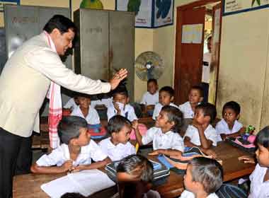 Assam chief minister Sarbananda Sonowal participates in a Gunoutsav exercise on 9 October, 2018. Image courtesy @sarbanandsonwal 