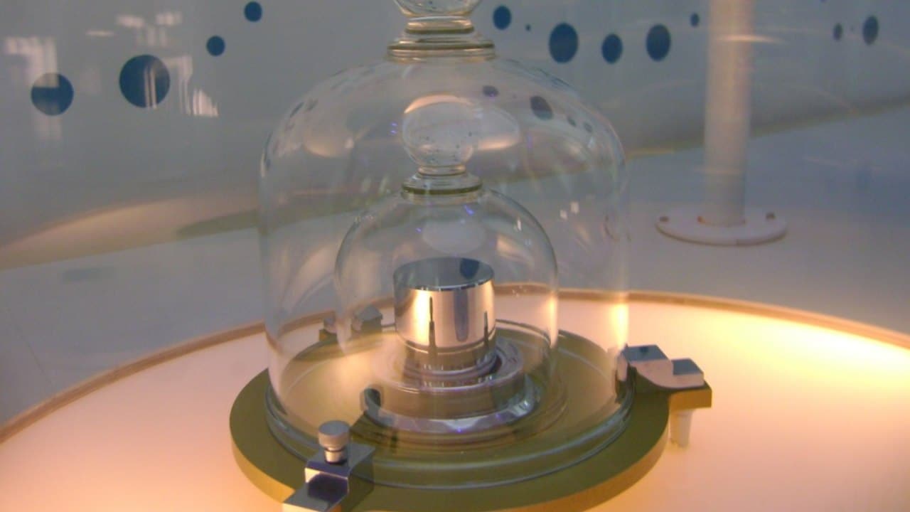A prototype kilogram replica on display at a Paris Museum, featuring three layers of protective glass. Image courtesy: Jabs 88