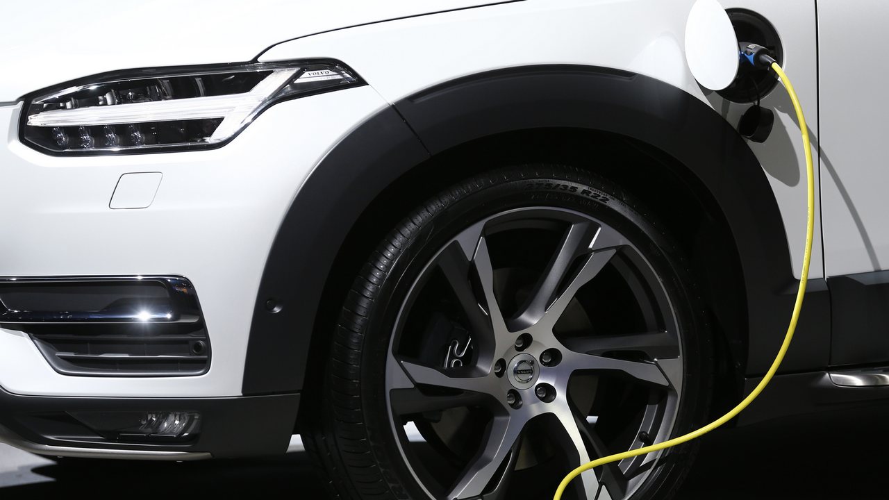 Front quarter view of the 2016 Volvo XC-90 hybrid plug-in. Image: Reuters