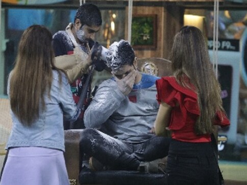 Bigg Boss 12, 15 November, Day 60 written updates: Romil defeats Shivashish to become new captain Bigg Boss 12, 15 November, Day 60 written updates: Romil defeats Shivashish to become new captain