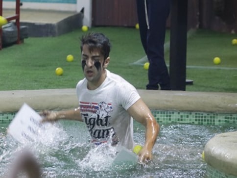 Bigg Boss 12, 16 November, Day 61 written updates: Shivashish gets everyone nominated, except Romil Bigg Boss 12, 16 November, Day 61 written updates: Shivashish gets everyone nominated, except Romil