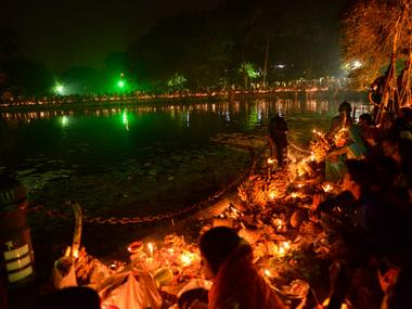 Chhath Puja celebrations take place at Kolkata's Rabindra Sarobar lake despite NGT ban, activists' campaign Chhath Puja celebrations take place at Kolkata's Rabindra Sarobar lake despite NGT ban, activists' campaign
