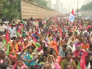 Maharashtra farmers protest for drought relief, farm loan waiver in Mumbai; CM Devendra Fadnavis to hear demands in evening Maharashtra farmers protest for drought relief, farm loan waiver in Mumbai; CM Devendra Fadnavis to hear demands in evening