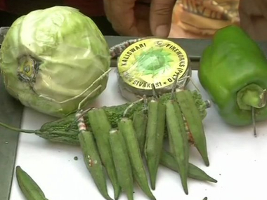 'Mooli phuljhadi', 'pyaaz chakri': Delhi traders sell firecrackers in vegetables to protest SC order on sale of green crackers 'Mooli phuljhadi', 'pyaaz chakri': Delhi traders sell firecrackers in vegetables to protest SC order on sale of green crackers