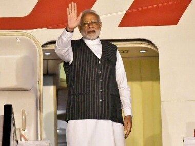 Narendra modi arrives in Singapore. Image courtesy: Twitter/@MEAIndia