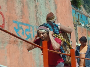 Kedarnath: Right-wing group disrupts screening of Sara Ali Khan, Sushant Singh Rajput film in Uttar Pradesh Kedarnath: Right-wing group disrupts screening of Sara Ali Khan, Sushant Singh Rajput film in Uttar Pradesh