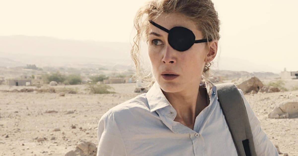 A Private War movie review: Rosamund Pike delivers Oscar-friendly