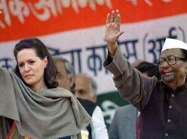 File photo of former Congress president Sonia Gandhi and party leader Sitaram Kesri. Reuters