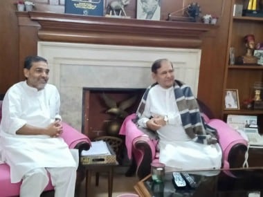 Upendra Kishwaha with Sharad Yadav. Twitter/@UpendraRSLP