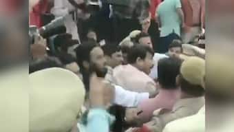 Delhi BJP chief Manoj Tiwari, AAP workers clash at Signature Bridge inauguration; Kejriwal says police were 'mute spectator'