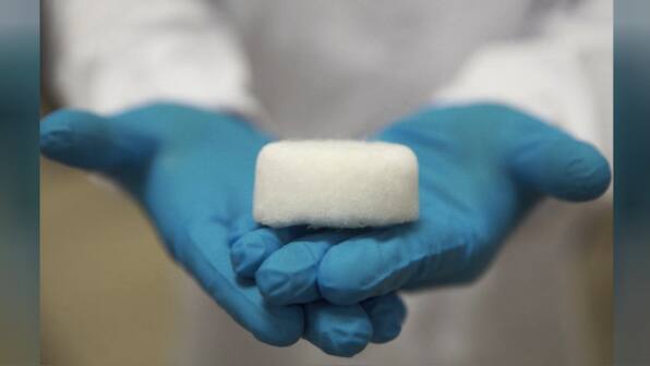 Ultralight aerogel pellets made from recycled plastic waste has a range of uses