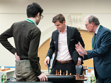 World Rapid Chess Championship: Magnus Carlsen suffers early upsets; Viswanathan Anand undefeated after day one World Rapid Chess Championship: Magnus Carlsen suffers early upsets; Viswanathan Anand undefeated after day one