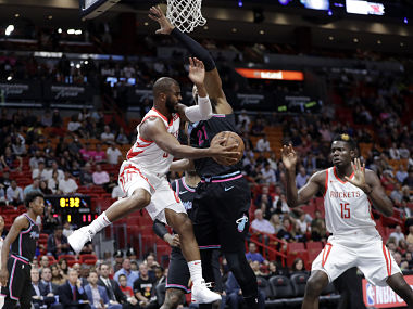 NBA: Chris Paul goes off injured in Rockets' loss to Heat; Clippers beat Mavericks to end four-game losing streak NBA: Chris Paul goes off injured in Rockets' loss to Heat; Clippers beat Mavericks to end four-game losing streak