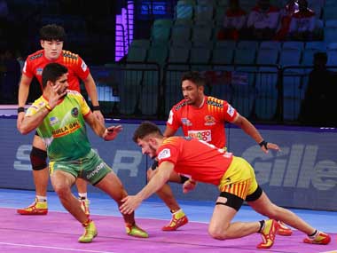 Pro Kabaddi 2018: Gujarat Fortunegiants thrash Patna Pirates in Inter-Zone match to qualify for play-offs Pro Kabaddi 2018: Gujarat Fortunegiants thrash Patna Pirates in Inter-Zone match to qualify for play-offs