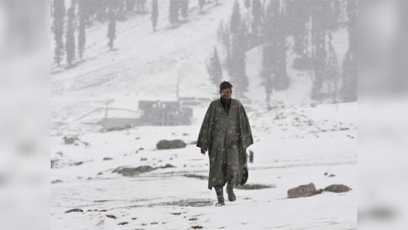 Heavy snowfall cuts off Kashmir from rest of country; Jammu-Srinagar highway closed, clearing operations underway