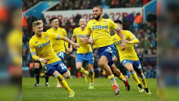 EFL Championship: Leeds United's Kemar Roofe scores 95th minute winner against Aston Villa to power club into first place