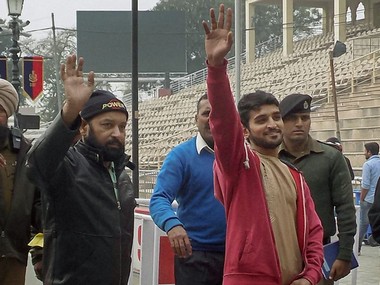 India releases two Pakistani nationals, including 21-year-old who crossed over in 2017 to meet Shah Rukh Khan India releases two Pakistani nationals, including 21-year-old who crossed over in 2017 to meet Shah Rukh Khan