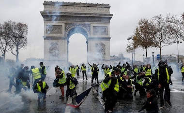 Paris riots: 'Yellow vests' activists torch cars, tag graffiti on monuments to protest rising taxes, high cost of living in France