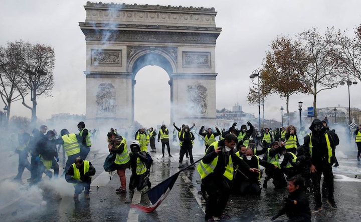 Paris riots: 'Yellow vests' activists torch cars, tag graffiti on monuments to protest rising taxes, high cost of living in France