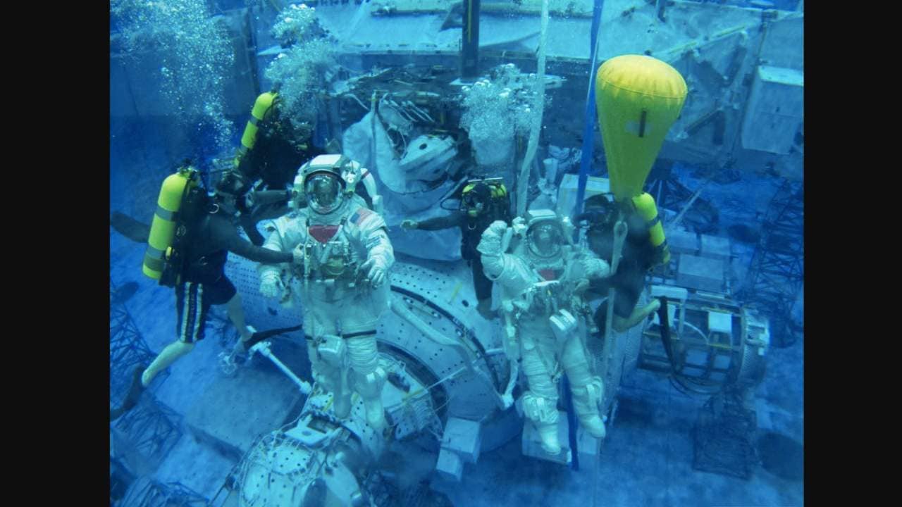 Astronauts training in the Neutral Buoyancy Lab at NASA to simulate the experience of the long duration and feeling of a spacewalk. Image: NASA