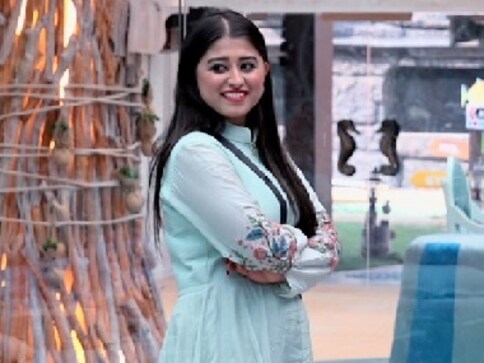 Bigg Boss 12 evicted contestant Somi Khan says she hopes 'a commoner like Deepak, Romil, Surbhi wins the trophy' Bigg Boss 12 evicted contestant Somi Khan says she hopes 'a commoner like Deepak, Romil, Surbhi wins the trophy'