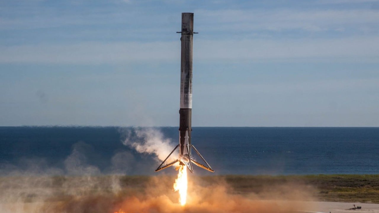 Space Falcon 9 booster seconds before touchdown. Image credit: SpaceX