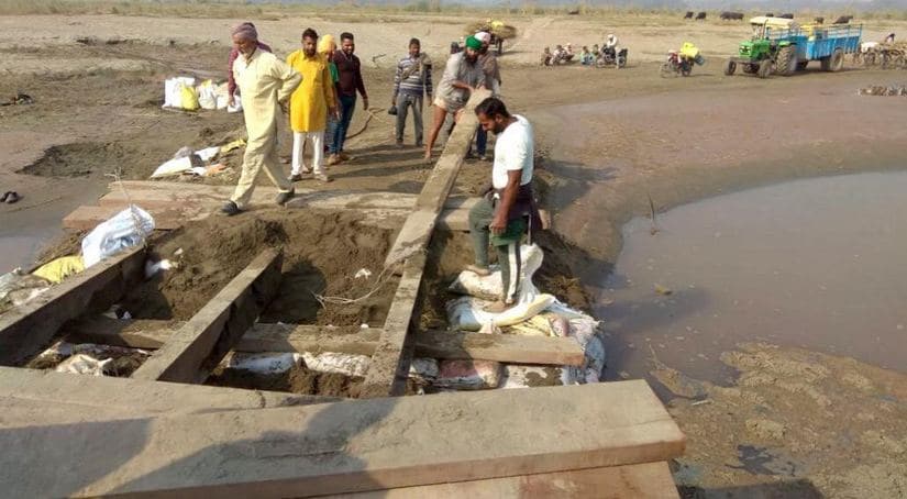 The temporary bridge built over River Ravi that is being repaired. Image Courtesy: Arjun Sharma/101Reporters