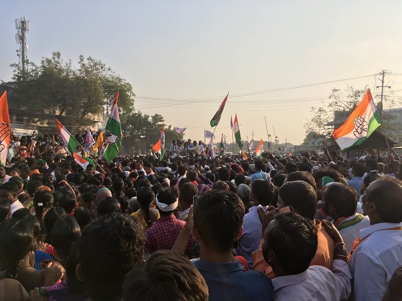 Congress party workers gather people by giving them money to attend rallies and canvass the streets. Image: 101Reporters