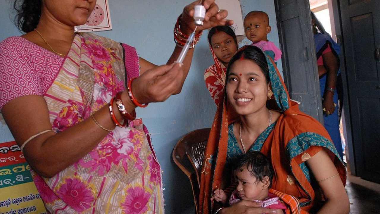 Vaccination drives ensure that both the mother's and childrens' health is unaffected by preventable infectious diseases. Image: Wikimedia Commons