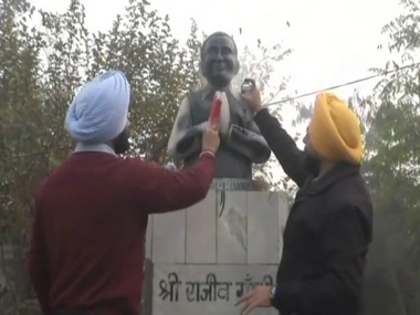 Statue politics takes off in Punjab's Ludhiana: Youth Akali workers deface Rajiv Gandhi bust, Congress workers clean it with milk Statue politics takes off in Punjab's Ludhiana: Youth Akali workers deface Rajiv Gandhi bust, Congress workers clean it with milk