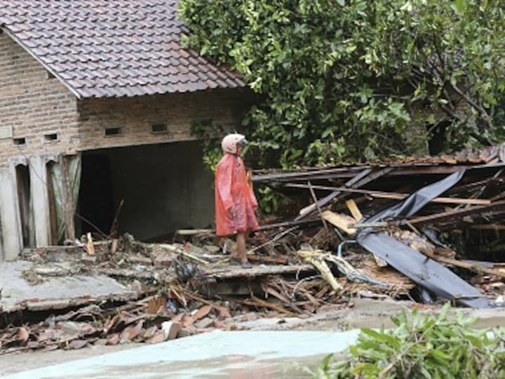 Indonesia's 'volcanic tsunami': Toll climbs to 373; rescue teams continue hunt for survivors, haul debris around Sunda Strait