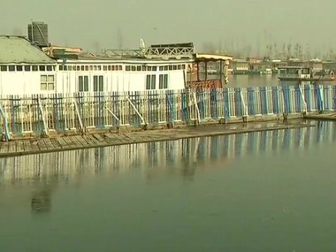 Cold wave intensifies accross Kashmir as mercury slips below freezing point; water bodies, supply lines turn ice Cold wave intensifies accross Kashmir as mercury slips below freezing point; water bodies, supply lines turn ice