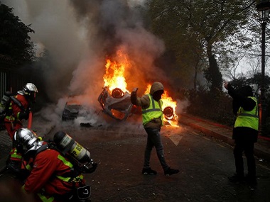 'Yellow vests will win': Violence breaks out in Paris as protesters refuse to back down even after police books 412 people on Saturday 'Yellow vests will win': Violence breaks out in Paris as protesters refuse to back down even after police books 412 people on Saturday