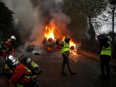 France yellow vest protests: Police fire tear gas, assemble water cannons to disperse demonstrators
