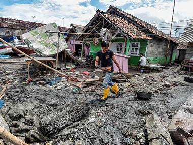 Indonesia tsunami: Toll crosses 400; relief workers warn of clean water, medical supplies deficit as survivors cram rescue camps Indonesia tsunami: Toll crosses 400; relief workers warn of clean water, medical supplies deficit as survivors cram rescue camps