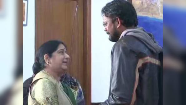 Hamid Ansari meets Sushma Swaraj in Delhi; mother tells EAM 'mera Bharat mahaan, meri madam mahaan'