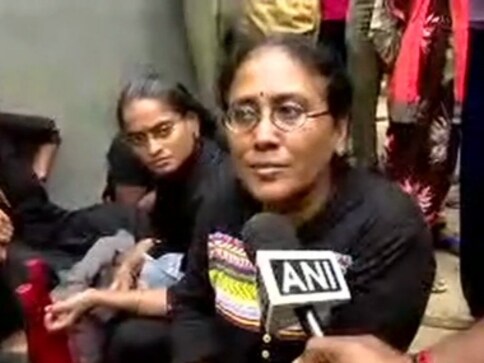 Sabarimala standoff: Kerala Police, group of women devotees face ire of protesters at Pamba; forced to return to Nilakkal Sabarimala standoff: Kerala Police, group of women devotees face ire of protesters at Pamba; forced to return to Nilakkal