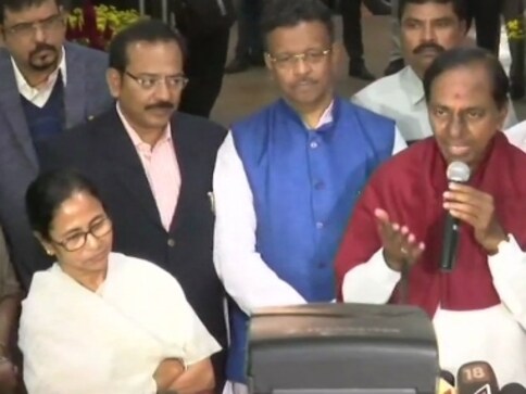 KCR meets Mamata Banerjee in Kolkata, says talks for federal front will continue with non-BJP, non-Congress parties KCR meets Mamata Banerjee in Kolkata, says talks for federal front will continue with non-BJP, non-Congress parties