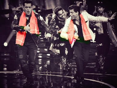 Shah Rukh Khan, Salman reunite on Bigg Boss 12, dance on Zero song Issaqbaazi Shah Rukh Khan, Salman reunite on Bigg Boss 12, dance on Zero song Issaqbaazi