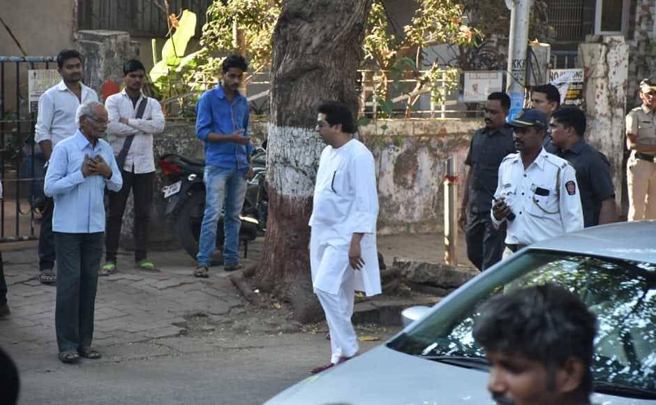Maharashtra Navnirman Sena chief Raj Thackeray also reached the cremation ground to pay his respect to Ramakant Achrekar on Thursday. Network 18 Maharashtra Navnirman Sena chief Raj Thackeray also reached the cremation ground to pay his respect to Ramakant Achrekar on Thursday. Network 18