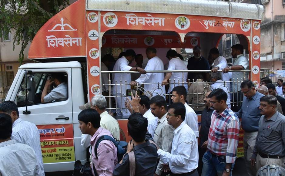 Ramakant Achrekar's body was carried to the cremation ground in a Shiv Sena vehicle, swarmed around by his students, relatives and local crowd, which echoed his popularity in the city. Network 18 Ramakant Achrekar's body was carried to the cremation ground in a Shiv Sena vehicle, swarmed around by his students, relatives and local crowd, which echoed his popularity in the city. Network 18