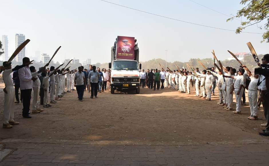 Budding cricketers from Mumbai gave a guard of honour to Ramakant Achrekar when the vehicle carrying his body reached the cremation ground. Network 18 Budding cricketers from Mumbai gave a guard of honour to Ramakant Achrekar when the vehicle carrying his body reached the cremation ground. Network 18