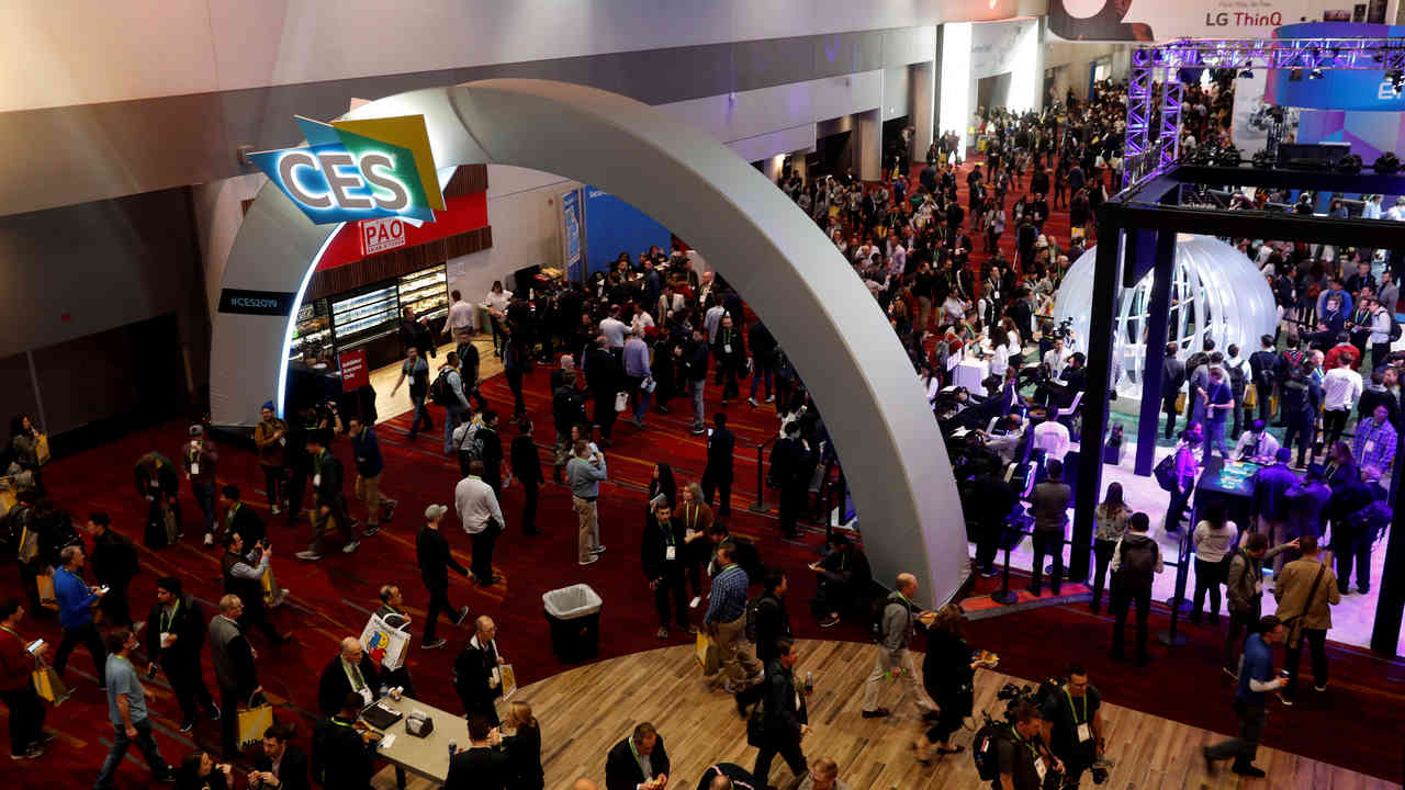 People make their way through the lobby of the Las Vegas Convention Center during the 2019 CES. Image: Reuters