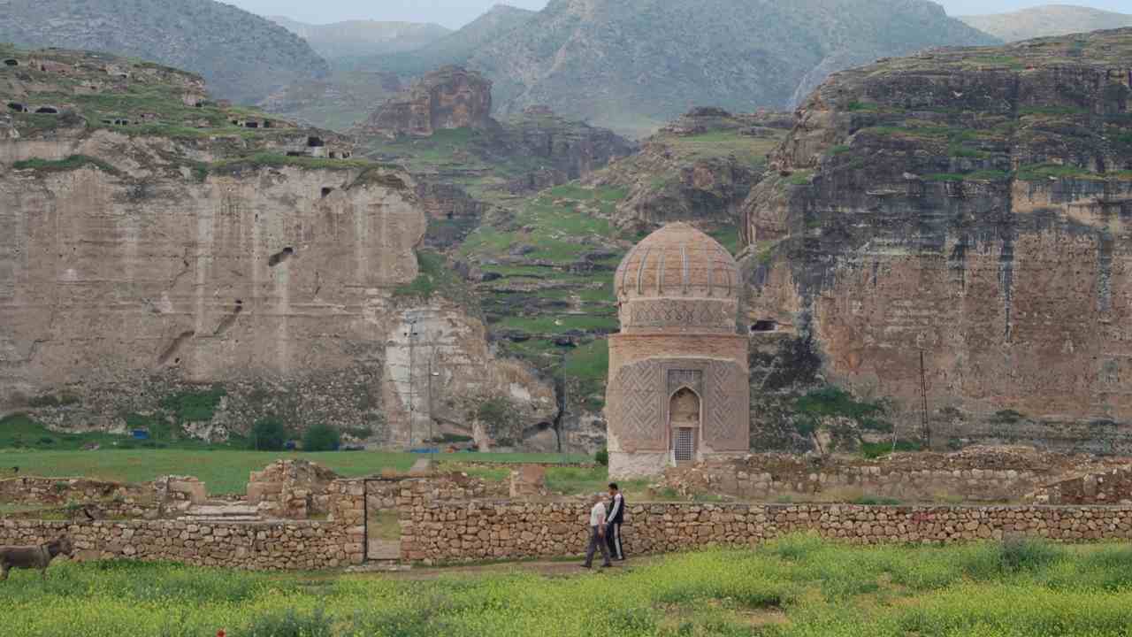 The Zeynel Bey Tomb in Hasankeyf, which has been encased in a concrete foundation, is among the monuments that has already once been relocated. Wikimedia Commons