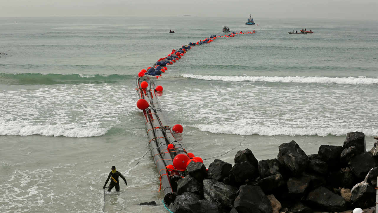 Intake pipes for the Strandfontein temporary desalination plant are pulled ashore near Cape Town, South Africa, February 6, 2018. Picture taken February 6, 2018. REUTERS/Mike Hutchings - RC1DF398C3B0