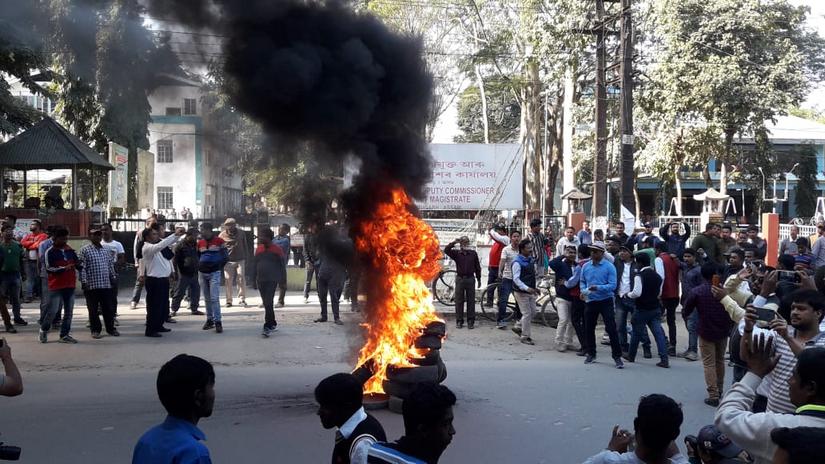 AASU activists seen protesting in various places burning tyres in Dibrugarh in Assam. Avik Chakraborty/101Reporters