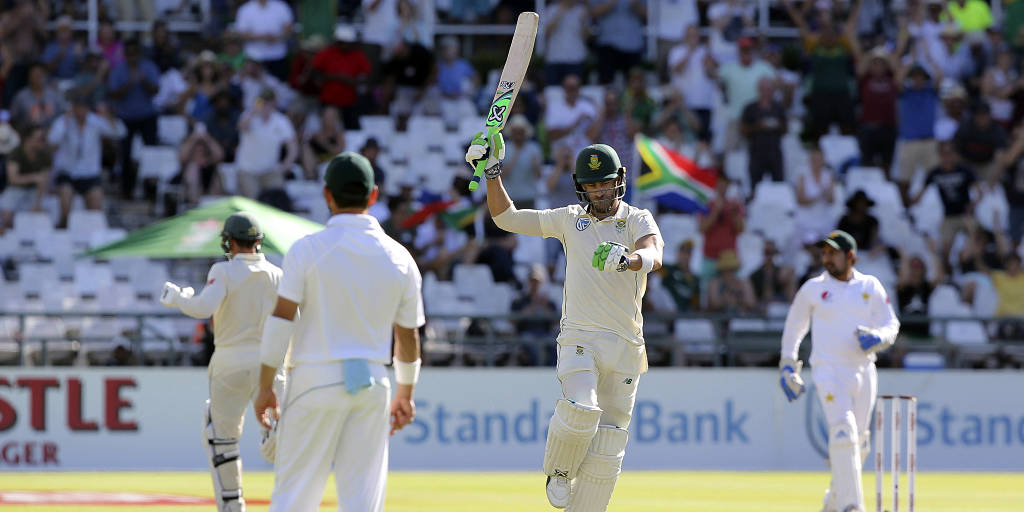 Faf du Plessis played 102 runs knock against Pakistan in Cape Town Test (photo - getty)