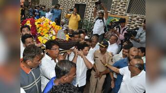 Legendary coach Ramakant Achrekar cremated with tearful Sachin Tendulkar in attendance