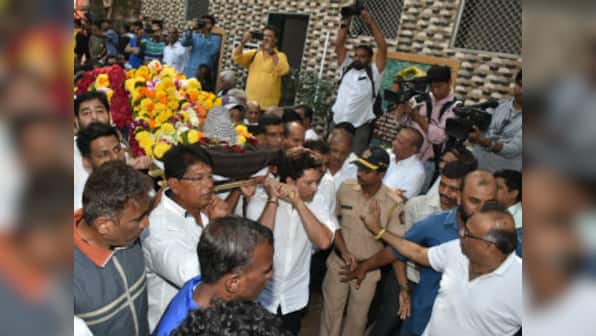 Legendary coach Ramakant Achrekar cremated with tearful Sachin Tendulkar in attendance